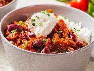 Рецепта Чили с говеждо месо, бял и червен боб и домати в уред за бавно готвене (slow cooker)